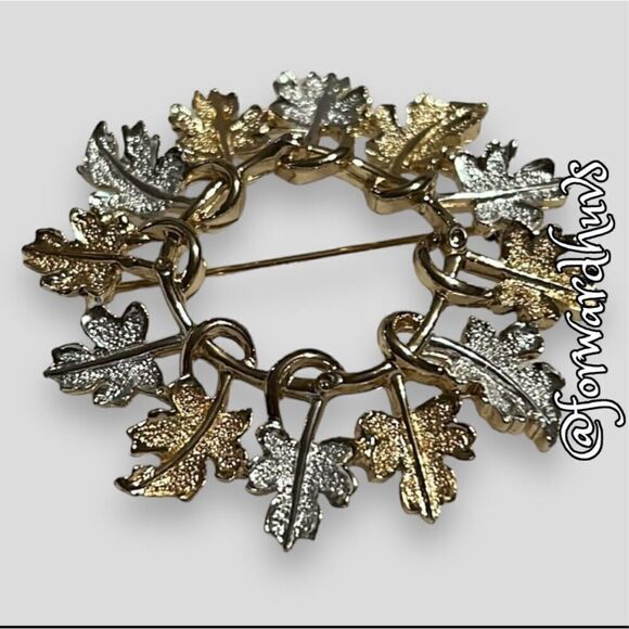 Elegant Sarah Cov Silver and Gold Maple Leaf Wreath Brooch - Picture 1 of 9